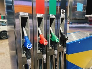 Цены на бензин в Псковской области резко снизились почти на четверть